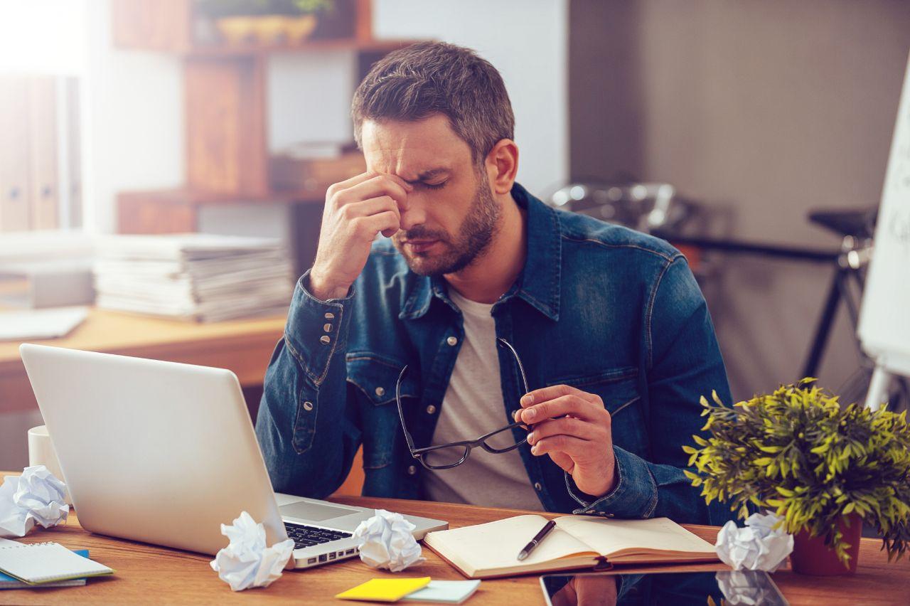 Mavie Work - Arbeiten trotz Krankschreibung 4 - Blog Bei Krankheiten, die die Arbeit trotzdem möglich machen, kann man arbeiten. Shutterstock.com / G-Stock Studio
