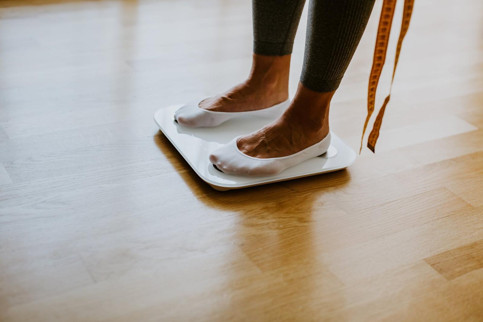 Mavie Work - smarte Waage 2 - Blog Die Waage misst nur dann korrekt, wenn keine Schuhe oder Socken getragen werden. / leungchopan