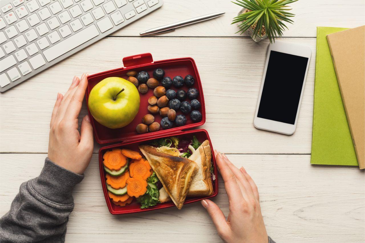 Mavie Work - Essen fürs Büro vorkochen 5 - Blog Gesunde Snacks können gut mit ins Büro genommen werden. Shutterstock.com / Prostock-studio