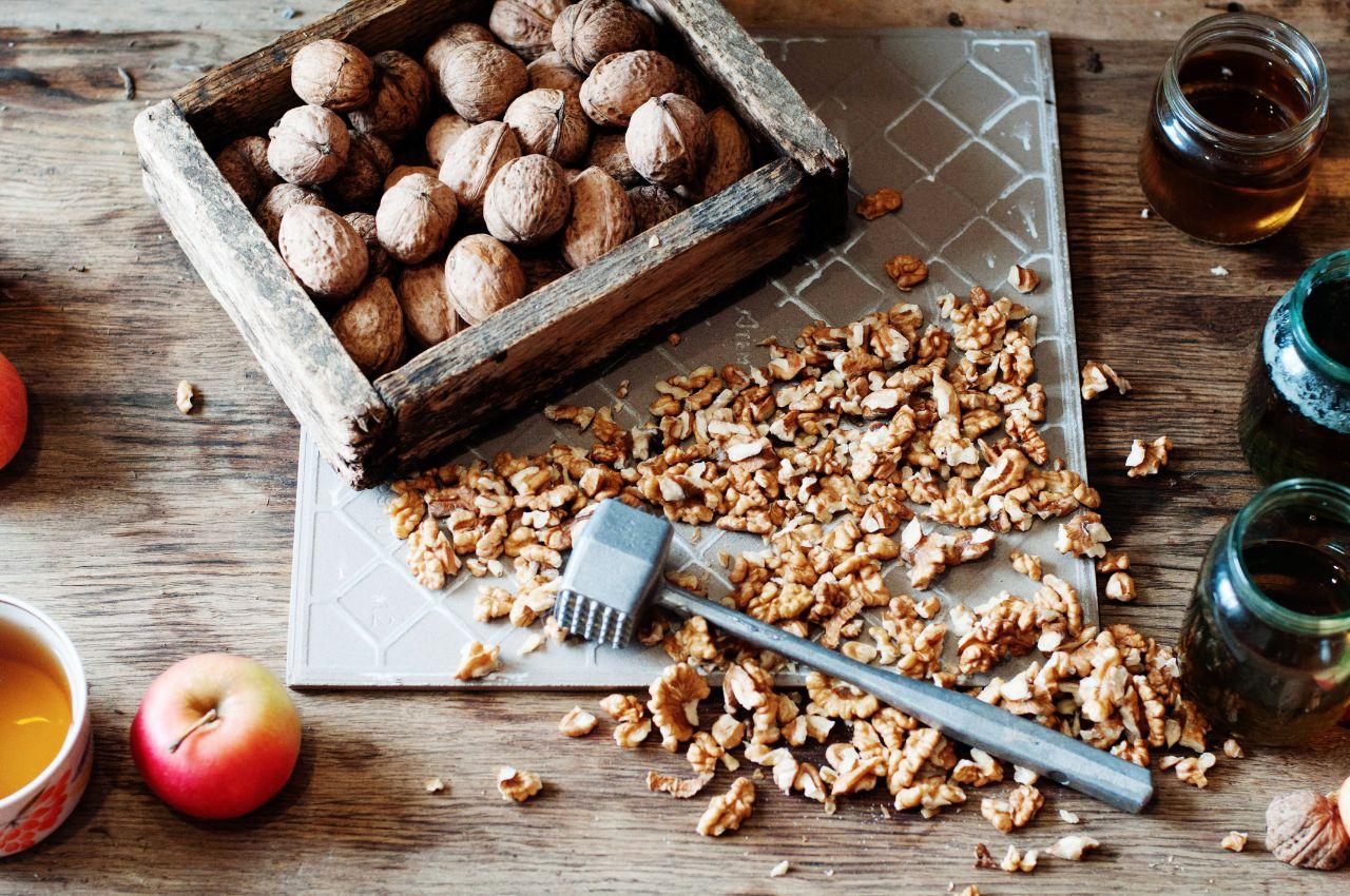 Mavie Work - Cholesterin senken 5 - Blog Der tägliche Genuss von Walnüssen ist eine gute Maßnahme.
Shutterstock.com / ch_ch