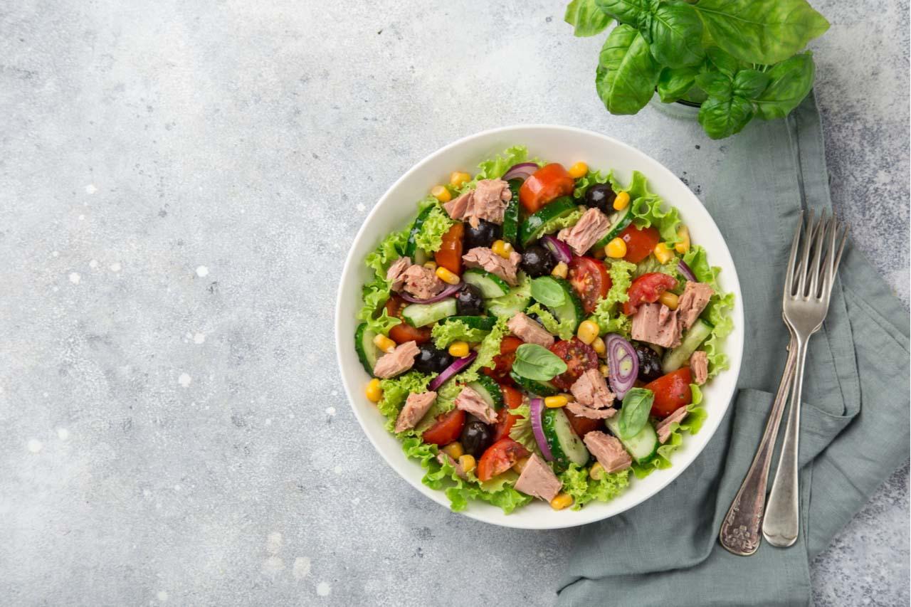 Mavie Work - einfache Diätrezepte 17 - Blog Durch den Thunfisch hat der Salat einen hohen Proteingehalt und ist optimal für abends geeignet, wenn man auf Kohlenhydrate verzichten möchte. Shutterstock.com / Natallya Naumava