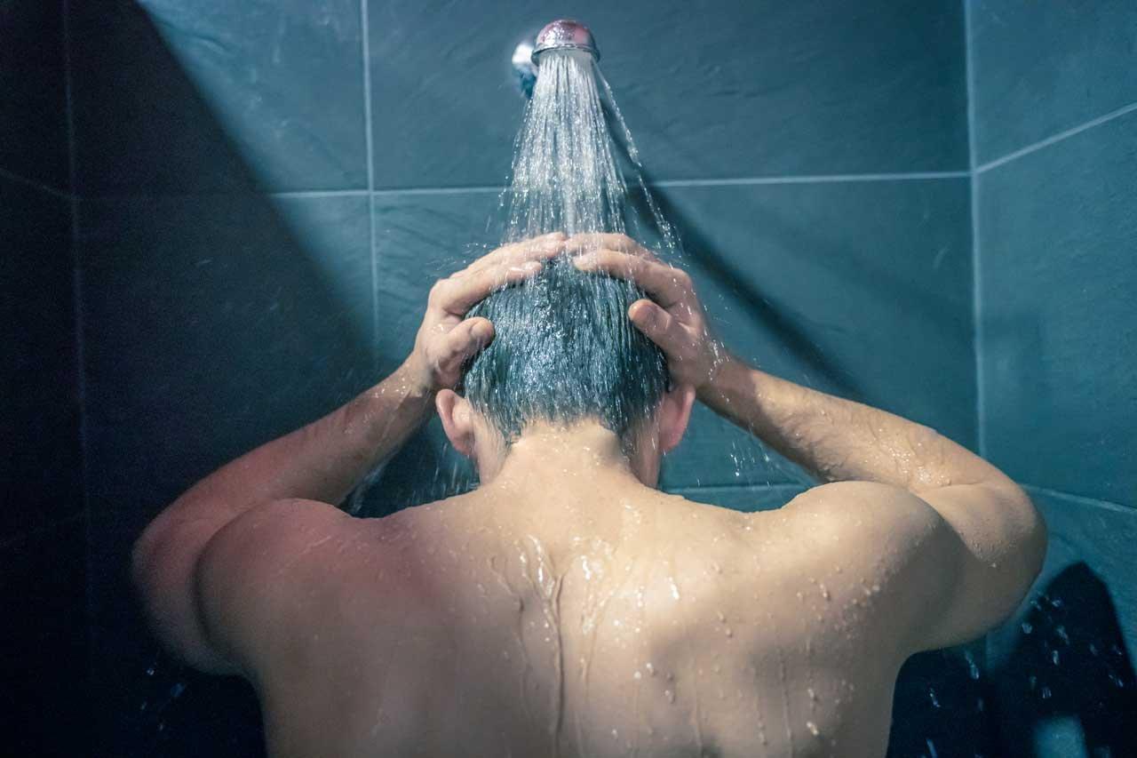 Mavie Work - Was tun gegen Müdigkeit 2 - Blog Eine Dusche am Morgen beugt Müdigkeit vor. Shutterstock.com / Deliris