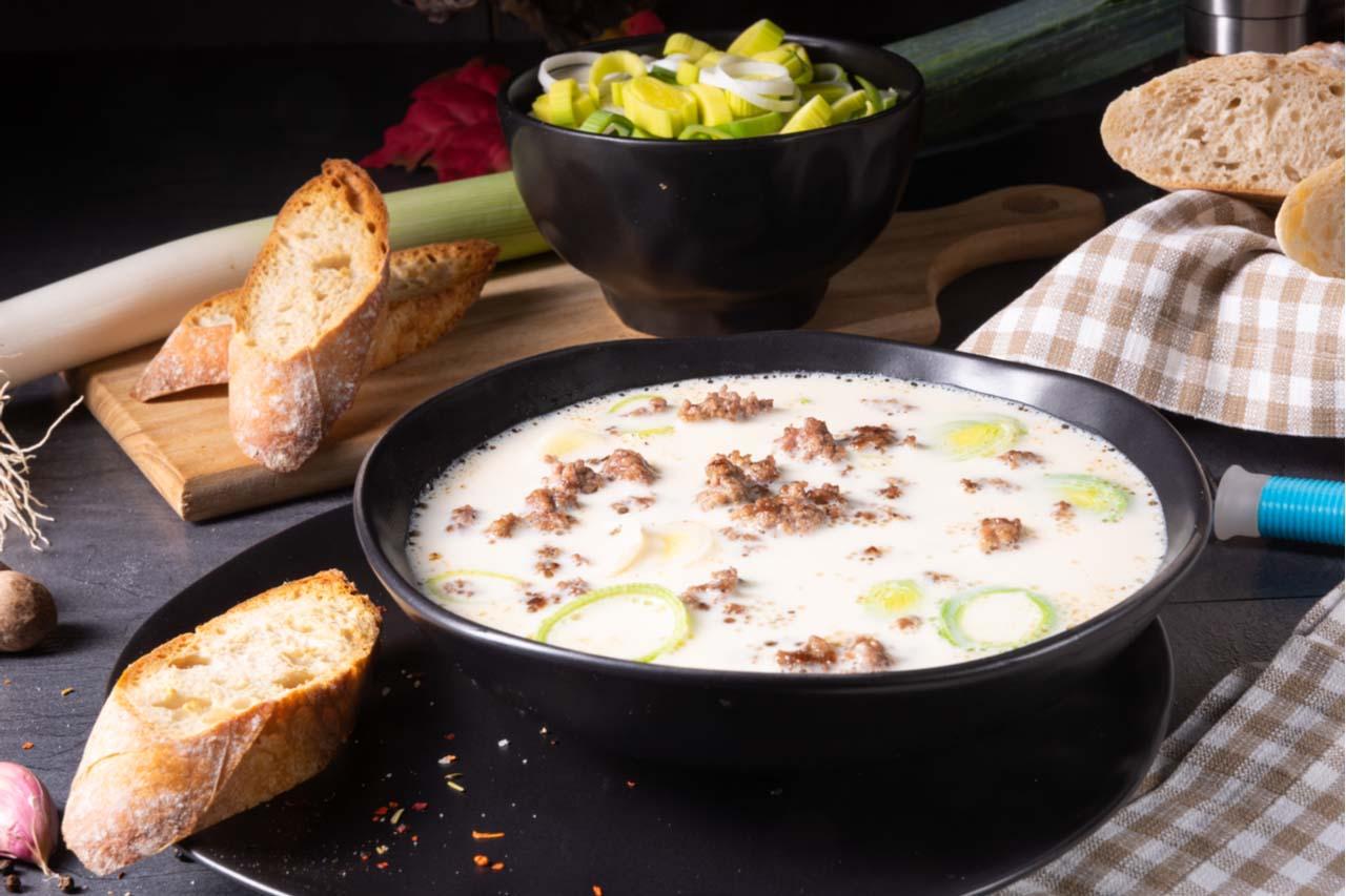 Mavie Work - einfache Diätrezepte 12 - Blog Die leichte Käse-Lauch-Suppe ist perfekt für kalte Wintertage. Shutterstock.com / Dar1930