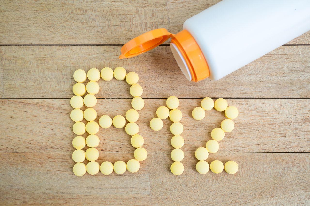 Mavie Work - Vitamin B12 4 - Blog Vitamin B12 kann auch in Form von Nahrungsergänzungsmitteln eingenommen werden. Shutterstock.com / NatchaS