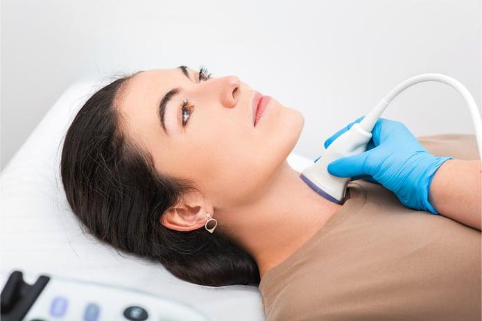 Mavie Work - Schildrüsenunterfunktion und Abnehmen 2 - Blog Bei einer Schilddrüsenunterfunktion kann die Schilddrüse nicht mehr genügend Hormone produzieren. Peakstock / Shutterstock