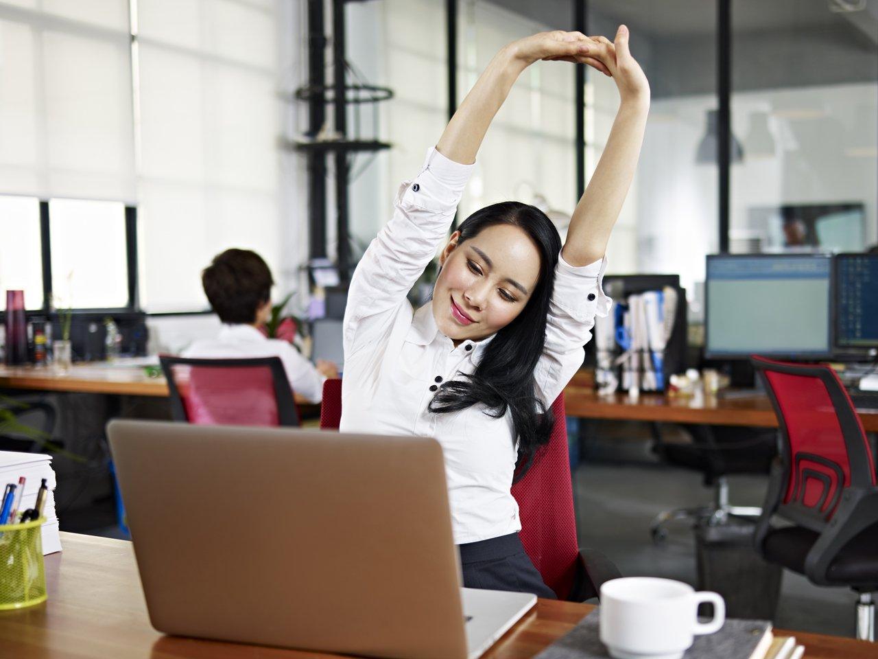 Mavie Work - Aktivierungsübungen nach der Mittagspause 3 - Blog Dehnübungen wirken sich positiv auf die Wiederaktivierung nach der Mittagspause aus. Shutterstock.com / imtmphoto