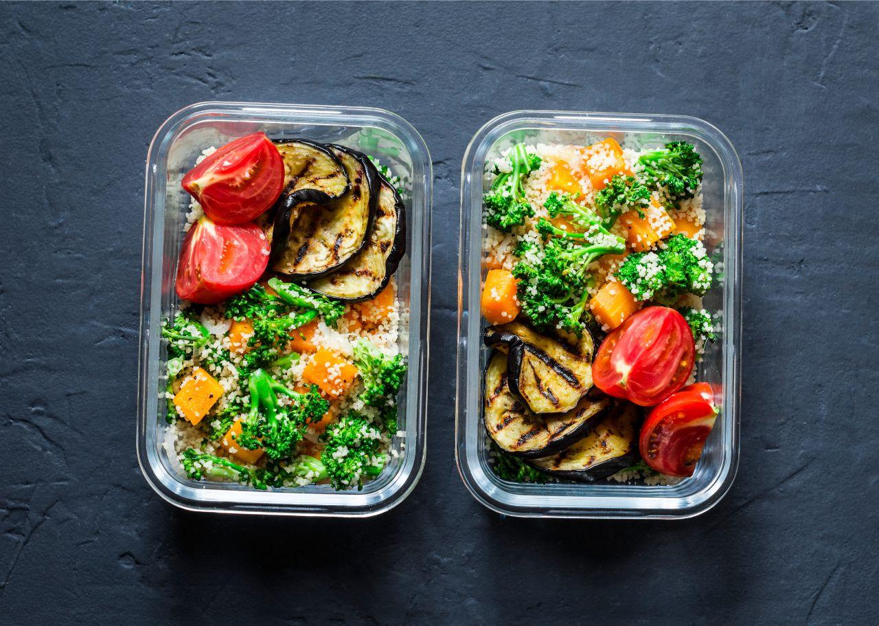Mavie Work - Essen fürs Büro vorkochen 6 - Blog Auch warme Mahlzeiten können gut mitgenommen werden. Shutterstock.com / Kiian Oksana