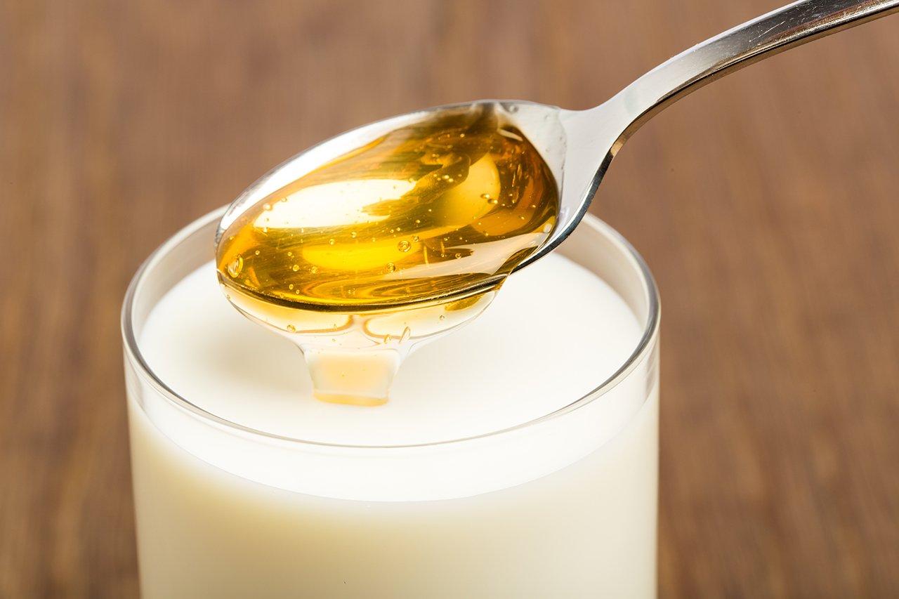 Mavie Work - Einschlafprobleme 3 - Blog Milch mit Honig hilft aus psychologischer Sicht gegen Einschlafprobleme. Shutterstock.com / unpict