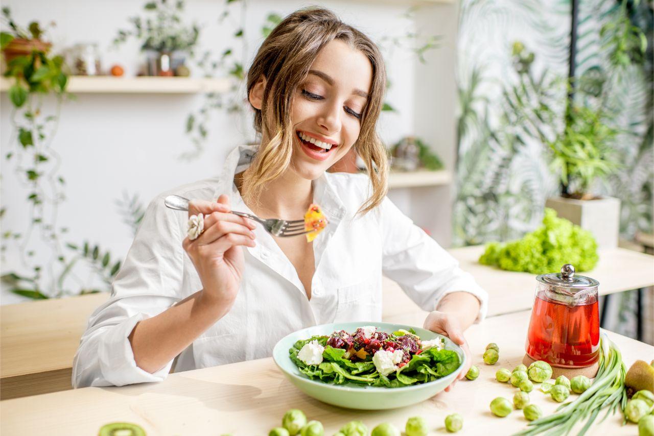 Mavie Work - Achtsamkeitsübungen 7 - Blog Bewusstes Essen ist auch eine Achtsamkeitsübung. Shutterstock.com / RossHelen
