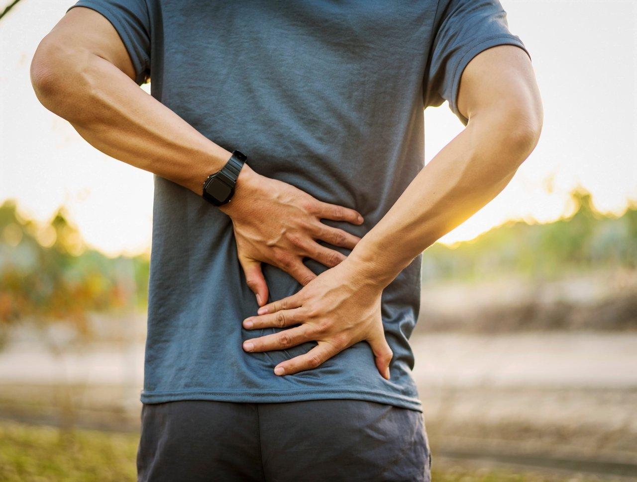 Mavie Work - Übungen gegen Hohlkreuz 3 - Blog Die ersten Symptome eines Hohlkreuzes sind Rückenschmerzen.
Shutterstock.com / TB studio