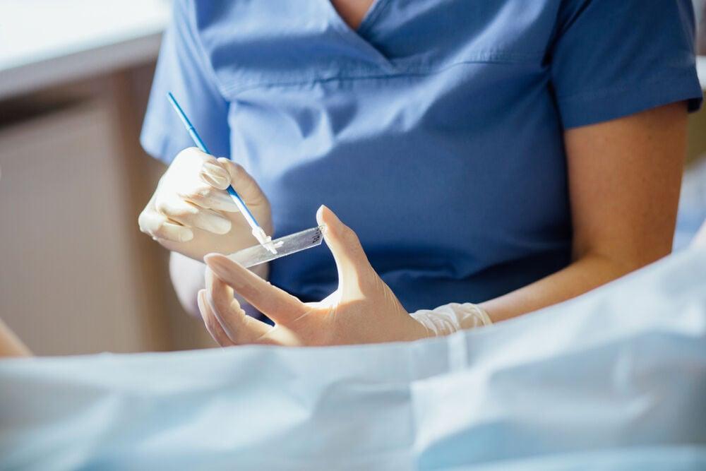 Mavie Work - HVP Schnelltest 3 - Blog Mit Hilfe eines PAP-Abstriches kann Krebs früh erkannt werden. Shutterstock.com / Iryna Inshyna