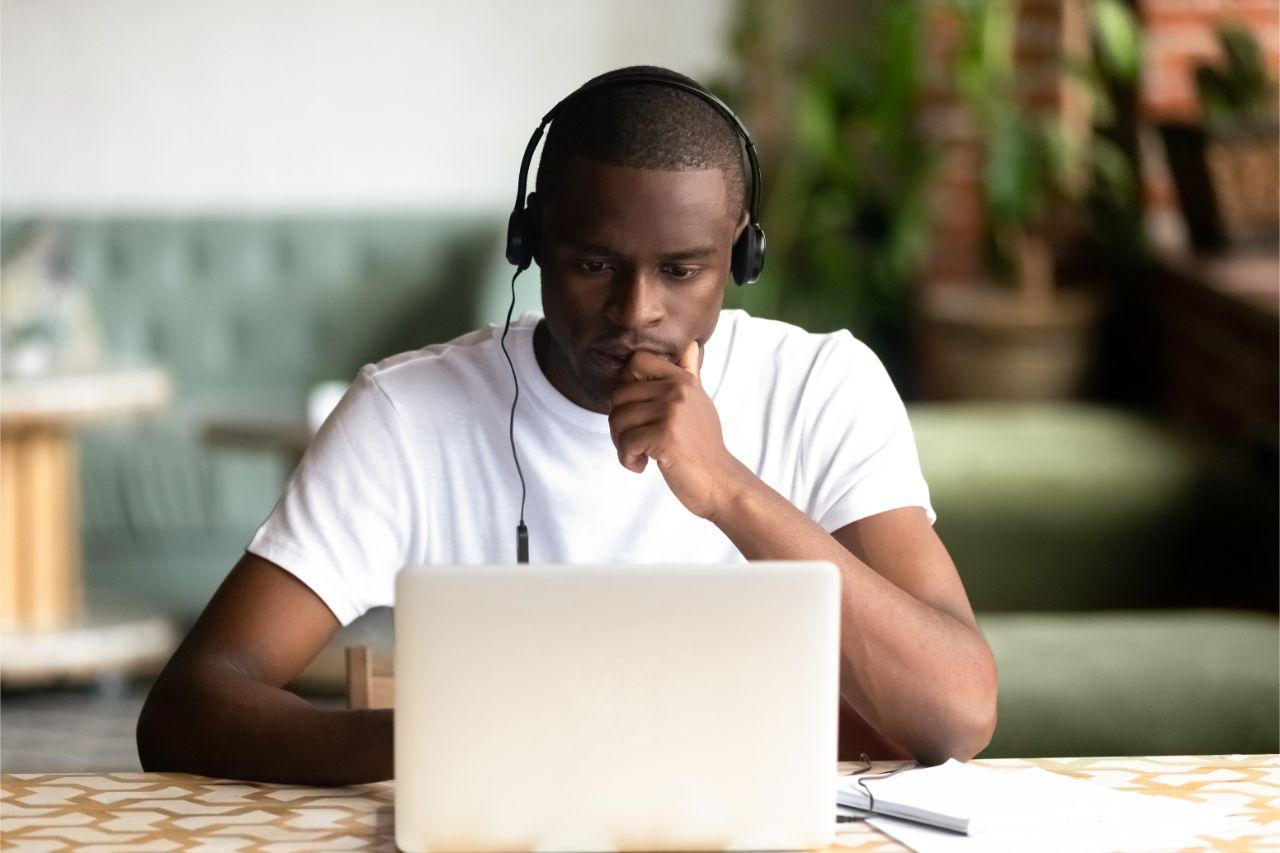 Mavie Work - Wie lange kann sich der Mensch konzentrieren 2 - Blog Aufmerksamkeit und Konzentration sind zwei unterschiedliche Dinge. Shutterstock.com / fizkes