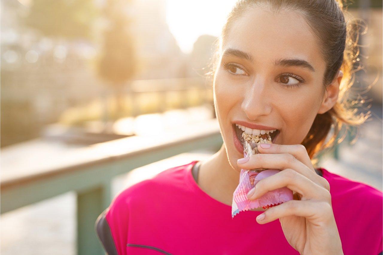 Mavie Work - Snacking und Abnehmen 4 - Blog Auch durch eine Ernährung mit vielen kleinen Snacks, ist es nicht unmöglich abzunehmen. Es kann auch einfacher sein, solang man auf seine Ernährung achtet. Shutterstock.com / Rido