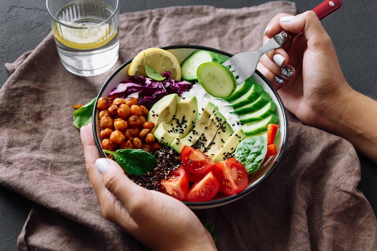 Mavie Work - Was tun gegen Antriebslosigkeit 3 - Blog Eine ausgewogene Ernährung ist das A und O. Shutterstock.com / Anna Kucher