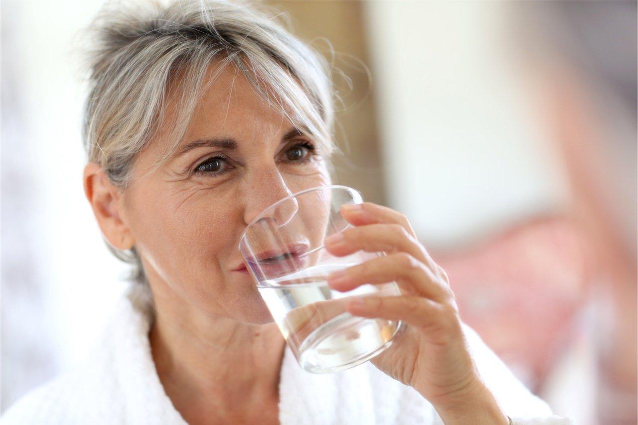 Mavie Work - Abnehmen in den Wechseljahren 4 - Blog Viel Trinken ist nicht nur für deinen Kreislauf gesund, sondern kann dir auch in den Wechseljahren beim Abnehmen helfen. Inside Creative House /Shutterstock.com