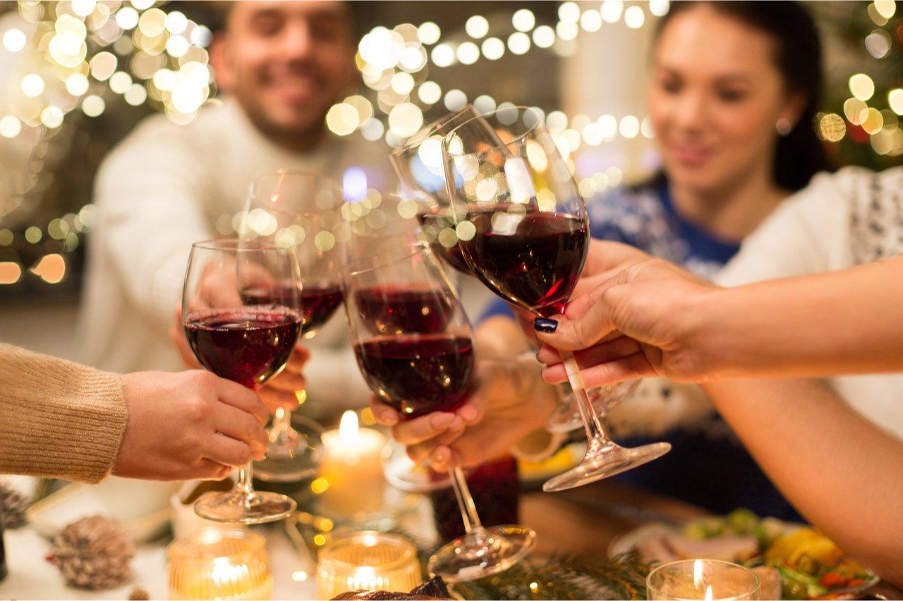 Mavie Work - Abnehmen trotz Alkohol 5 - Blog Achtet man auf sein Kaloriendefizit und teilt sich seine Kalorien gut ein, kann man trotz seltenen Alkoholkonsum gut abnehmen. Shutterstock.com / Syda Productions