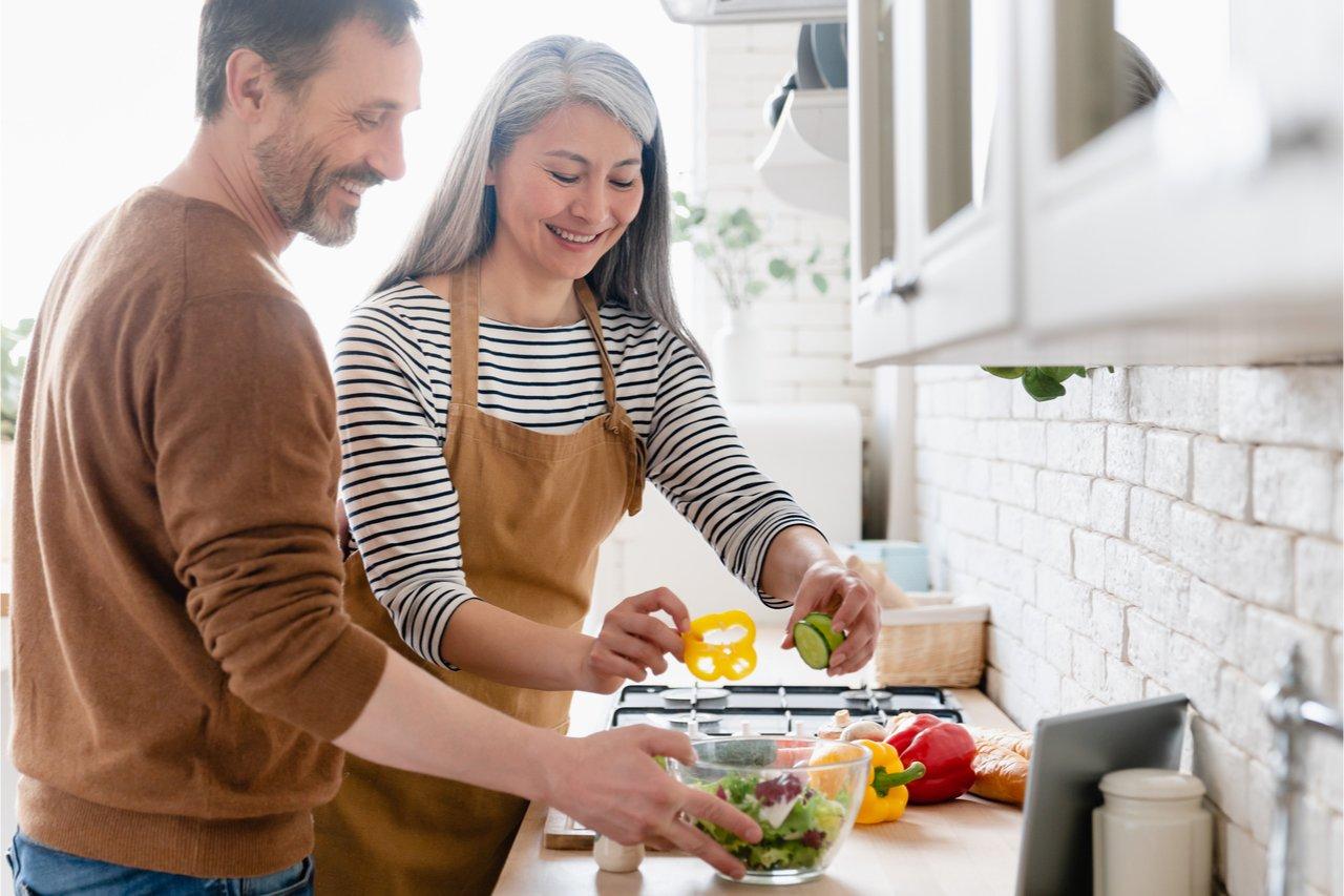 Mavie Work - Abnehmen in den Wechseljahren 3 - Blog Um in den Wechseljahre effektiv abzunehmen, sollte man auf seine Ernährung achten. Inside Creative House / Shutterstock.com