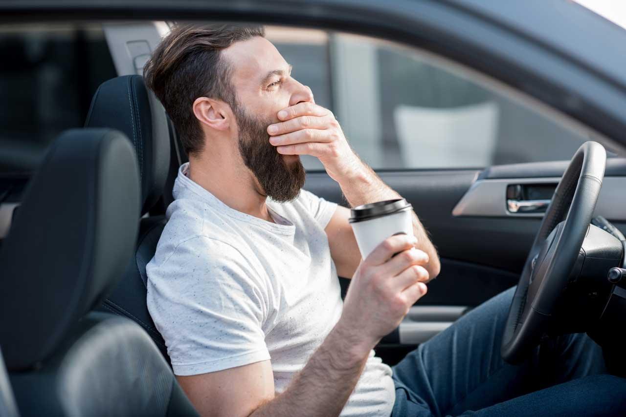 Mavie Work - Was tun gegen Müdigkeit 5 - Blog Autofahren kann ebenfalls Müdigkeit verursachen. Shutterstock.com / RossHelen
