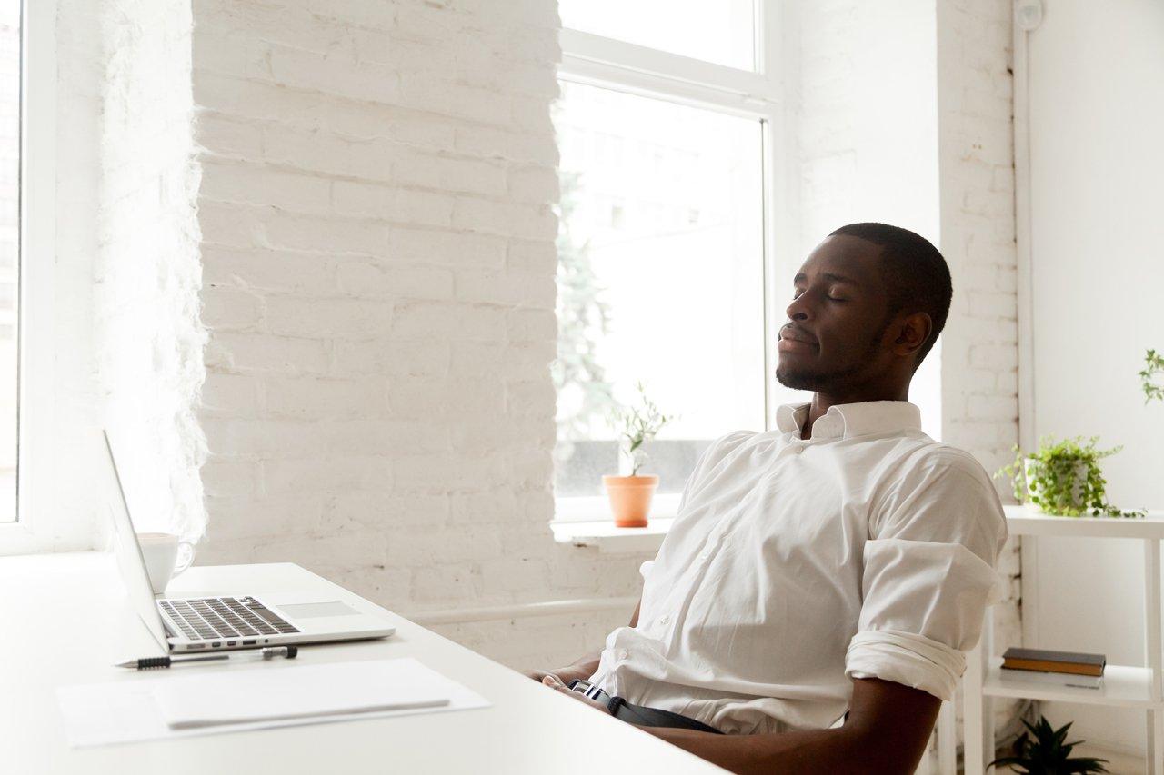 Mavie Work - Aktivierungsübungen nach der Mittagspause 2 - Blog Aktivierungsübungen nach der Mittagspause helfen effektiv weiter zu arbeiten. Shutterstock.com / fizkes