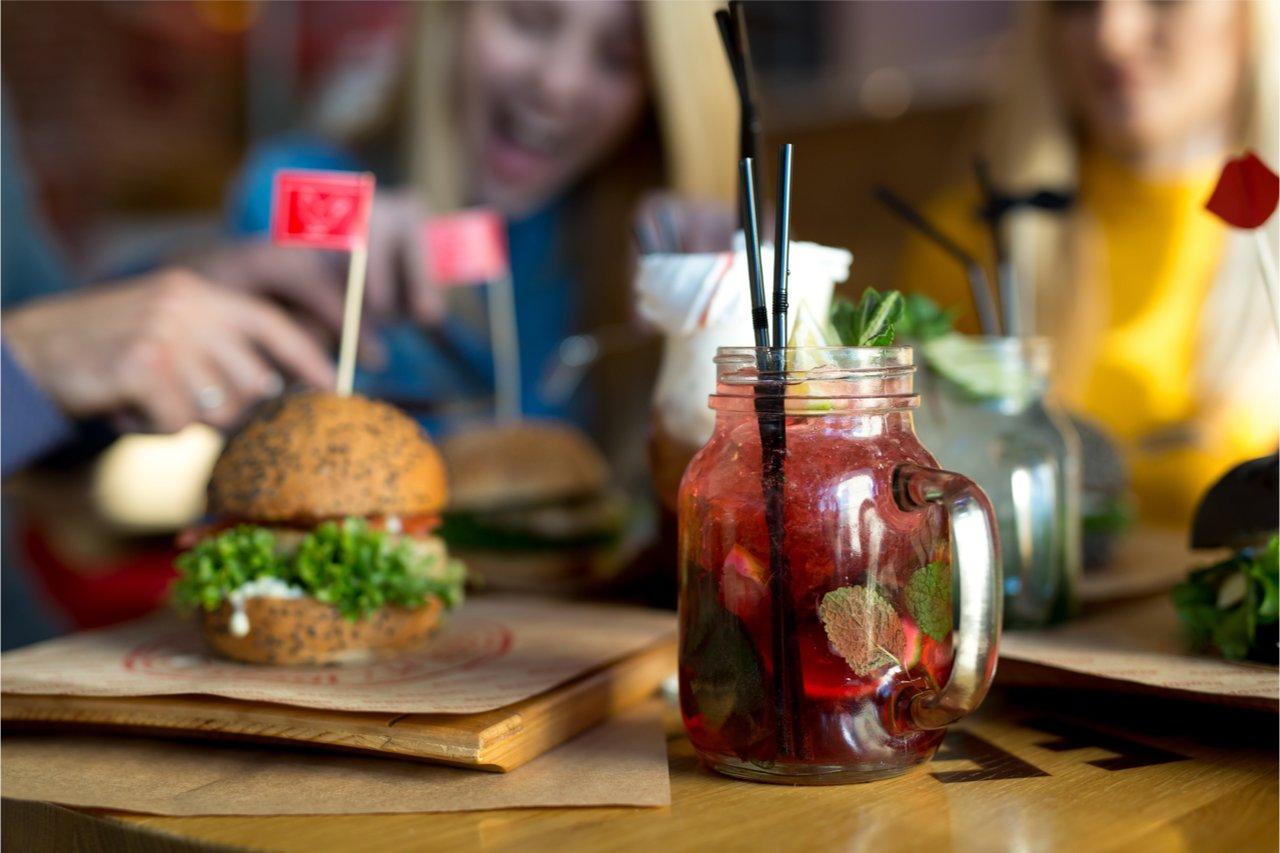 Mavie Work - Alkohol und Abnehmen 3 - Blog Häufig hat dein alkoholisches Getränk mehr Kalorien als eine ganze Mahlzeit. Studio Peace / Shutterstock