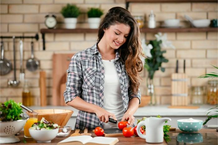 Mavie Work - Schildrüsenunterfunktion und Abnehmen 5 - Blog Bei einer Schilddrüsenunterfunktion solltest du auf deine Ernährung achten, um einfacher abzunehmen. Just Life / Shutterstock