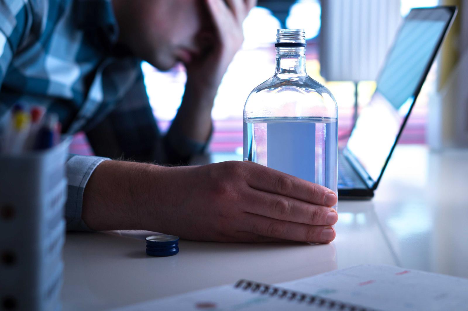 Mavie Work - Alkohol am Arbeitsplatz 2 - Blog Alkohol am Arbeitsplatz kann die Konzentration senken. Shutterstock.com / Tero Vesalainen
