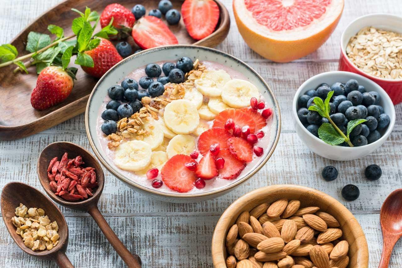Mavie Work - Schlafmangel und seine Symptome 5 - Blog Bei Schlafmangel sollte man auf eine gesunde Ernährung achten. Shutterstock.com / Vladislav Noseek