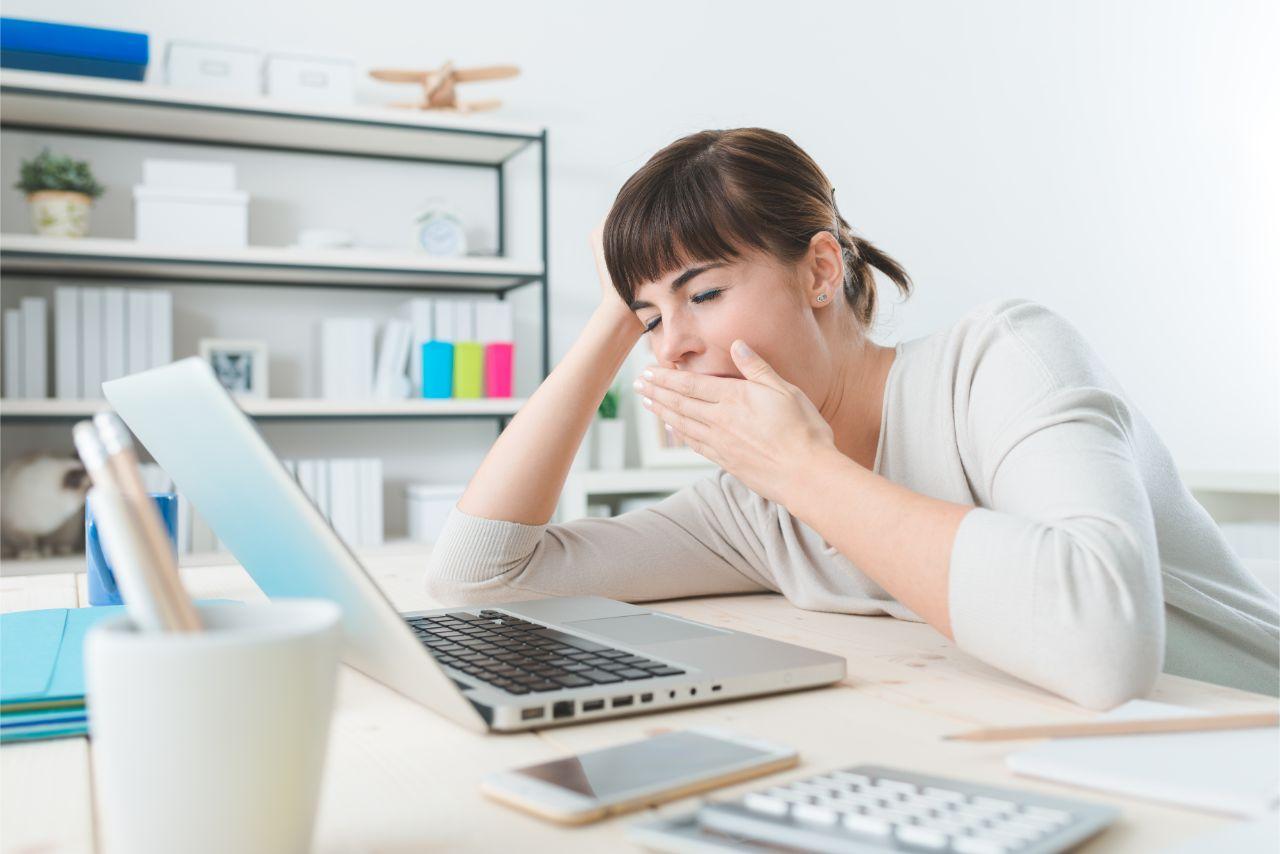 Mavie Work - Vitamin E 3 - Blog Müdigkeit ist eins von vielen Symptomen, die auftreten können 
Shutterstock.com / Stokkete