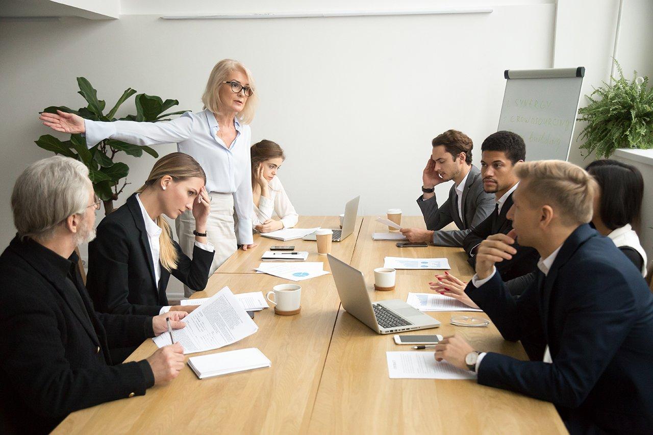 Mavie Work - Konfliktmanagement am Arbeitsplatz 5 - Blog Mobbing verstößt gegen das Arbeitsrecht. Shutterstock.com / fizkes