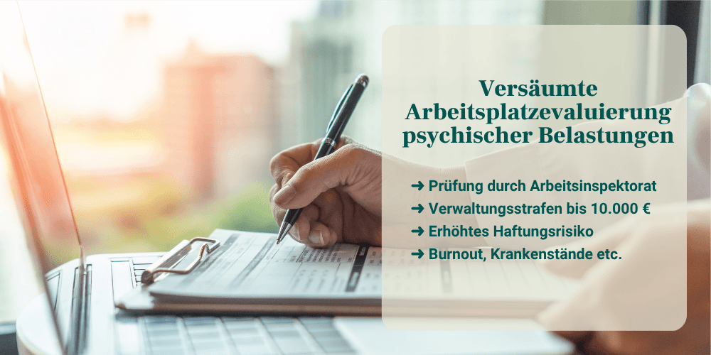 Mavie Work Blog AOPSY Evaluierung Eine Hand schreibt mit einem Stift in ein Formular auf einem Klemmbrett. Rechts im Bild steht der Text: „Versäumte Arbeitsplatzevaluierung psychischer Belastungen“. Die folgenden Punkte sind aufgeführt: Eine Prüfung durch das Arbeitsinspektorat ist möglich. Es drohen Verwaltungsstrafen von bis zu 10.000 Euro. Es besteht ein erhöhtes Haftungsrisiko. Außerdem können Burnout und krankheitsbedingte Ausfälle auftreten.