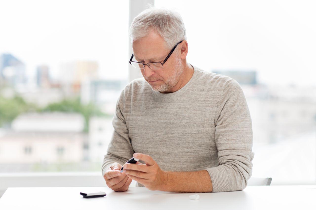 Mavie Work - Diabetes - Millionen Menschen sind noch nicht diagnostiziert 4 - Blog Diabetes tritt häufig bei älteren Menschen auf. Shutterstock.com / Syda Productions