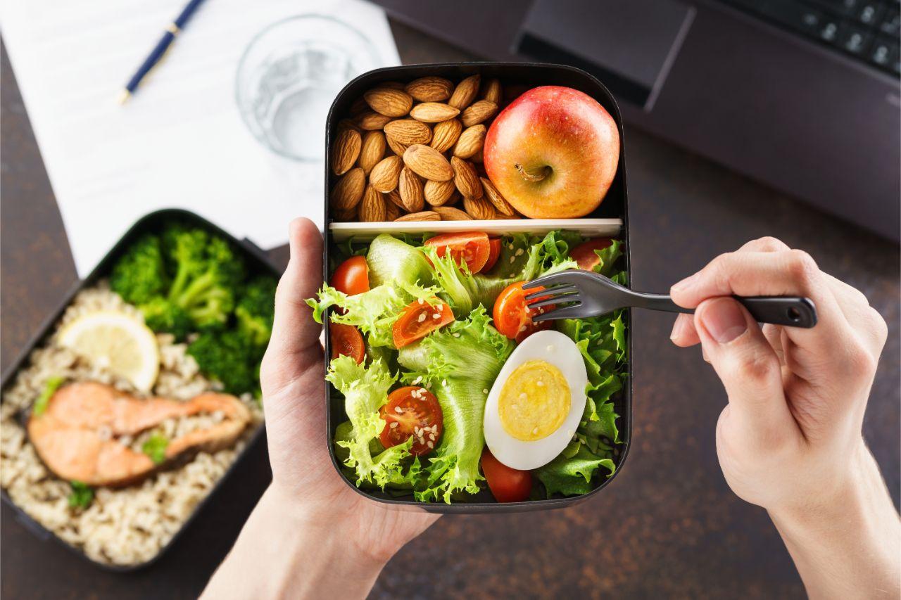Mavie Work - Essen fürs Büro vorkochen 2 - Blog Meist wird in der Mittagspause ungesunde gegessen. Shutterstock.com / deryabinka