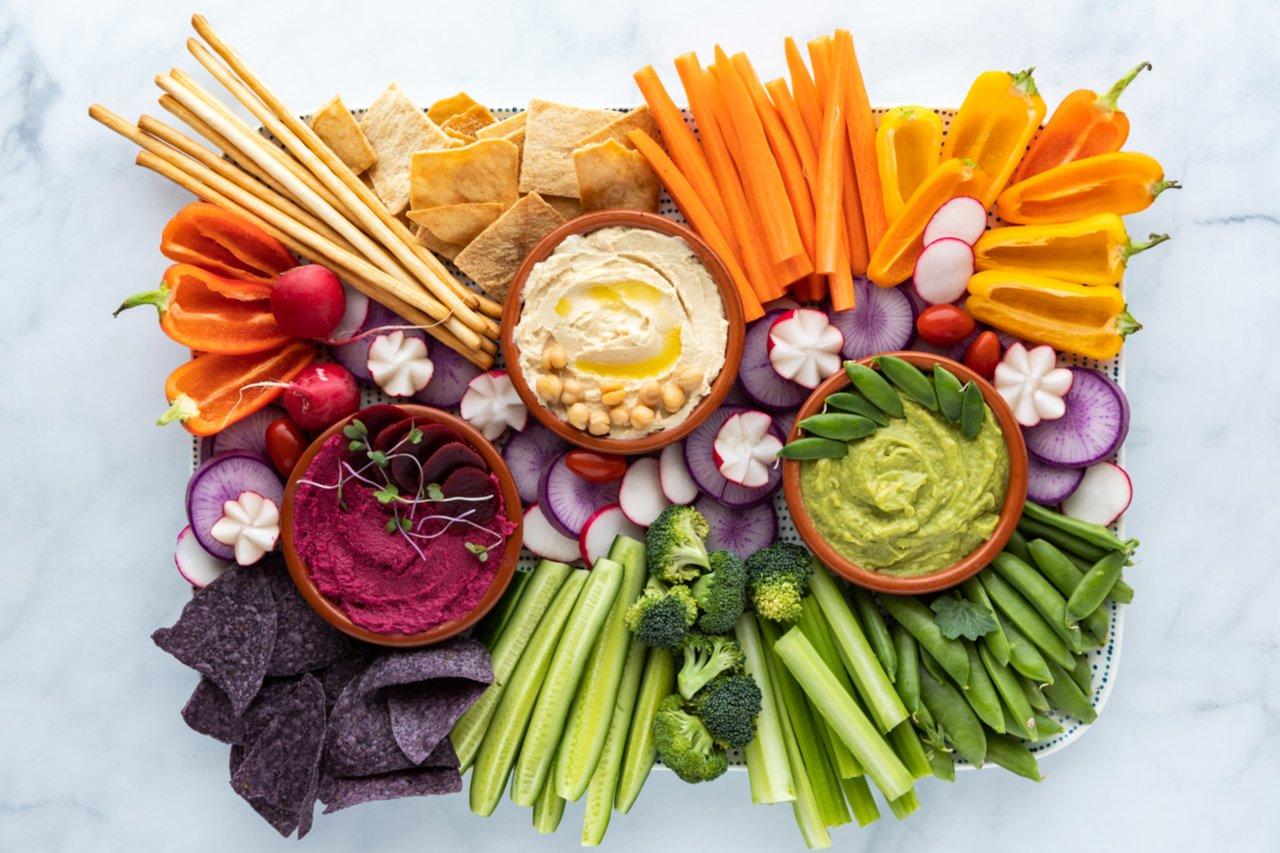 Mavie Work - Abnehmen & essen gehen 2 - Blog Beispielsweise kannst du als Gemüsedip: Guacamole, Rote Beete Dip, Humus oder einfach nur einen Kräuterquark nehmen. Carey Jaman / Shutterstock.com
