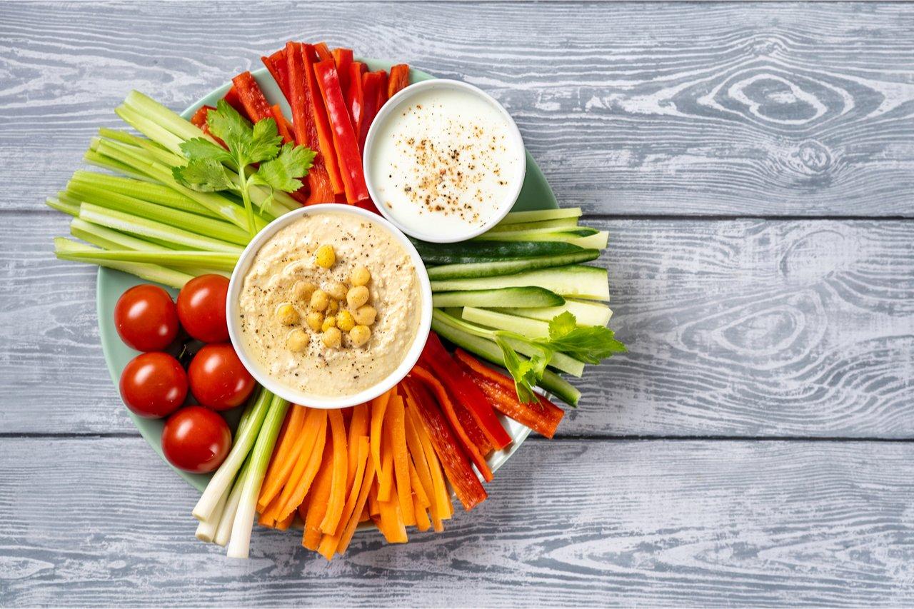 Mavie Work - Abends auf Kohlenhydrate verzichten 5 - Blog Anstelle von einer Packung Chips kannst du dir gesunde Snacks abends essen. Kate.cat / Shutterstock