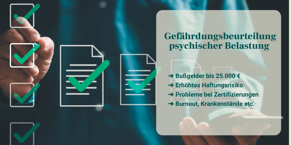 Eine Hand schreibt mit einem Stift in ein Formular auf einem Klemmbrett, im Vordergrund liegt ein Laptop. Rechts im Bild steht: „Gefährdungsbeurteilung psychischer Belastung (GB Psych)“. Die folgenden Punkte werden genannt: Es drohen Bußgelder von bis zu 25.000 Euro. Es besteht ein erhöhtes Haftungsrisiko für Unternehmen. Probleme bei Zertifizierungen können auftreten. Außerdem werden Burnout und krankheitsbedingte Ausfälle genannt.