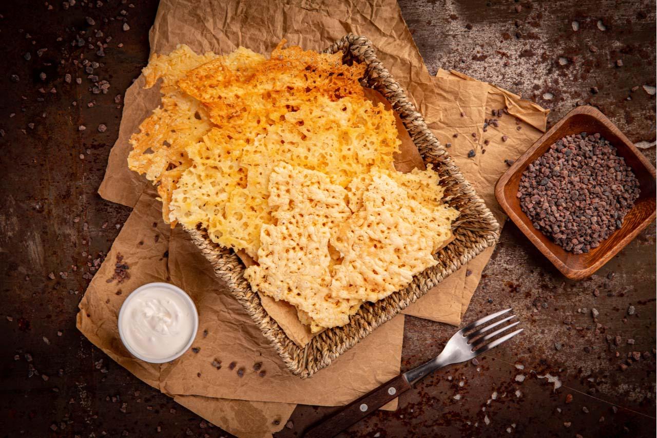 Mavie Work - einfache Diätrezepte 15 - Blog Möchtest du abends auf Kohlenhydrate verzichten? Dann sind Käse-Chips genau das Richtige für dich. Sie sind optimal für eine ketogene Ernährung geeignet. Shutterstock.com / grafvision