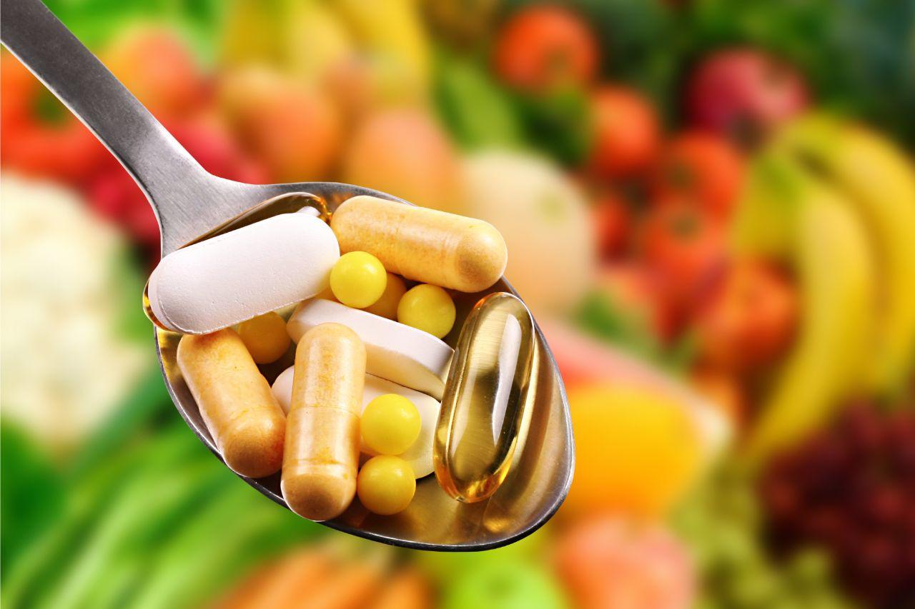 Mavie Work - Vitamin K 6 - Blog Nahrungsergänzungsmittel können für eine ausreichende Zufuhr des K-Vitamins sorgen. Shutterstock.com / ronstik