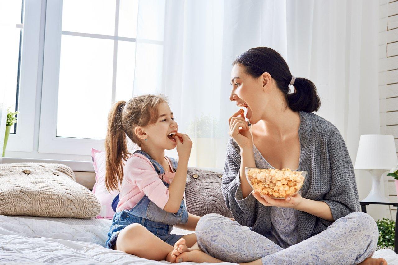 Mavie Work - Snacking und Abnehmen 3 - Blog Popcorn eignet sich perfekt als kleinen Snack zwischendurch und als Abendsnack auf dem Sofa. Shutterstock.com / Yuganov Konstantin