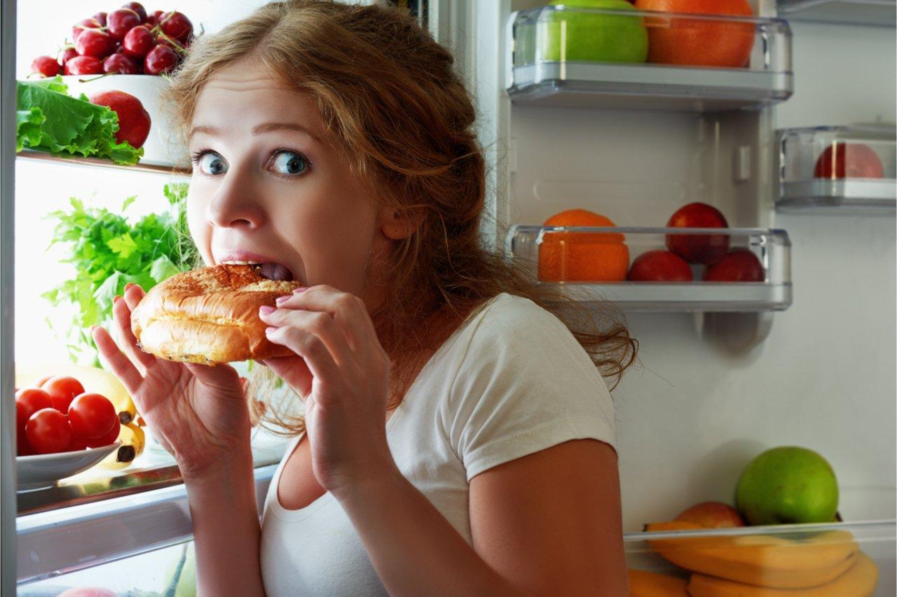 Mavie Work - Die Gefahr von Crash Diäten 4 - Blog Dein Körper ist im Hungermodus und es ist schwer den Versuchungen zu Wiederstehen. Evgeny Atamanenko / Shutterstock