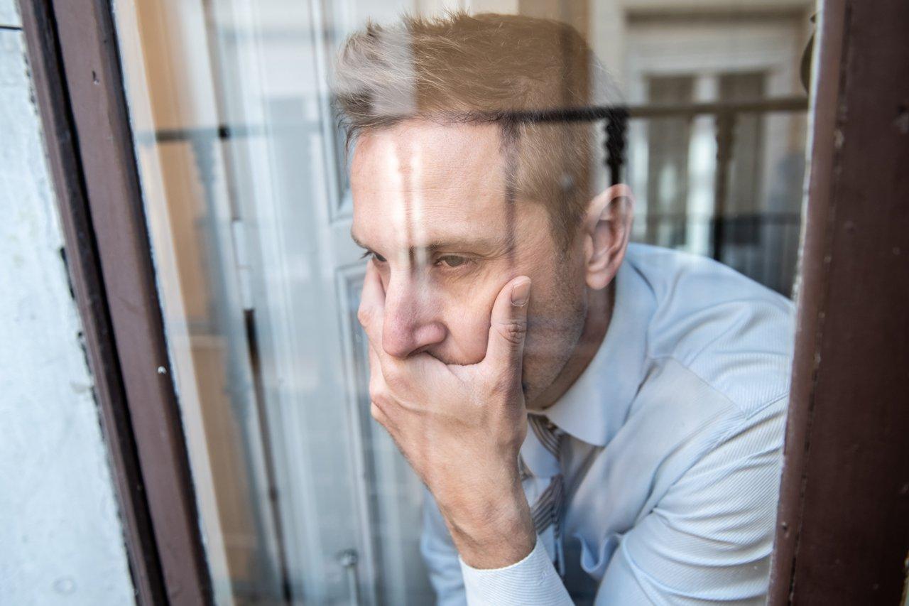 Mavie Work - Burnout Phasen 8 - Blog In der letzten Phase kommt es zu einer Depression. Shutterstock.com / Sam Wordley
