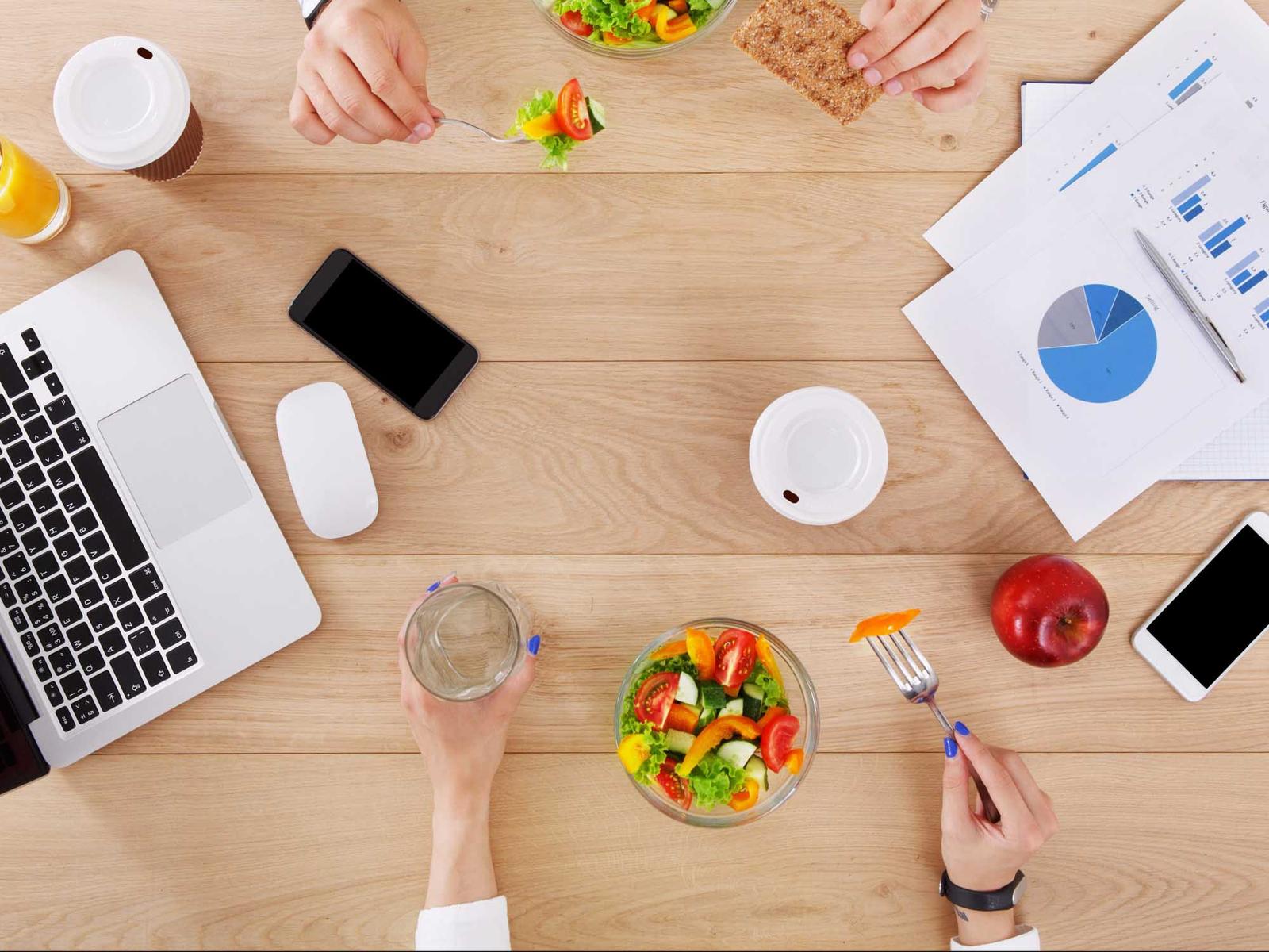 Mavie Work - Gesundheitstag im Unternehmen 3 - Blog Aufklärung zu gesunder Ernährung ist eine einfache aber effektive Maßnahme für einen Gesundheitstag. / Prostock-studio