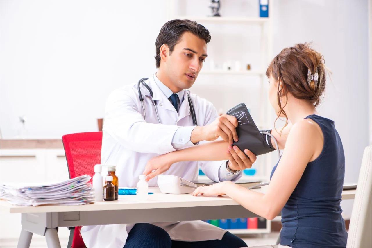 Mavie Work - Nierenschmerzen richtig deuten 6 - Blog Der Arzt führt einige körperliche Untersuchungen durch. Shutterstock.com / Elnur