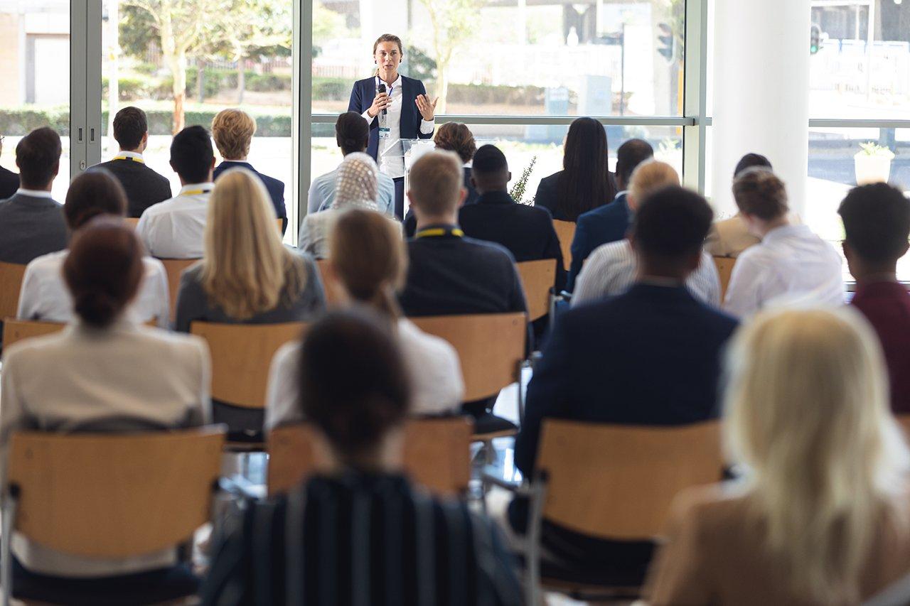 Mavie Work - Konfliktmanagement am Arbeitsplatz 6 - Blog Mitarbeiterschulungen sind wichtig für das Konfliktmangement. Shutterstock.com / wavebreakmedia