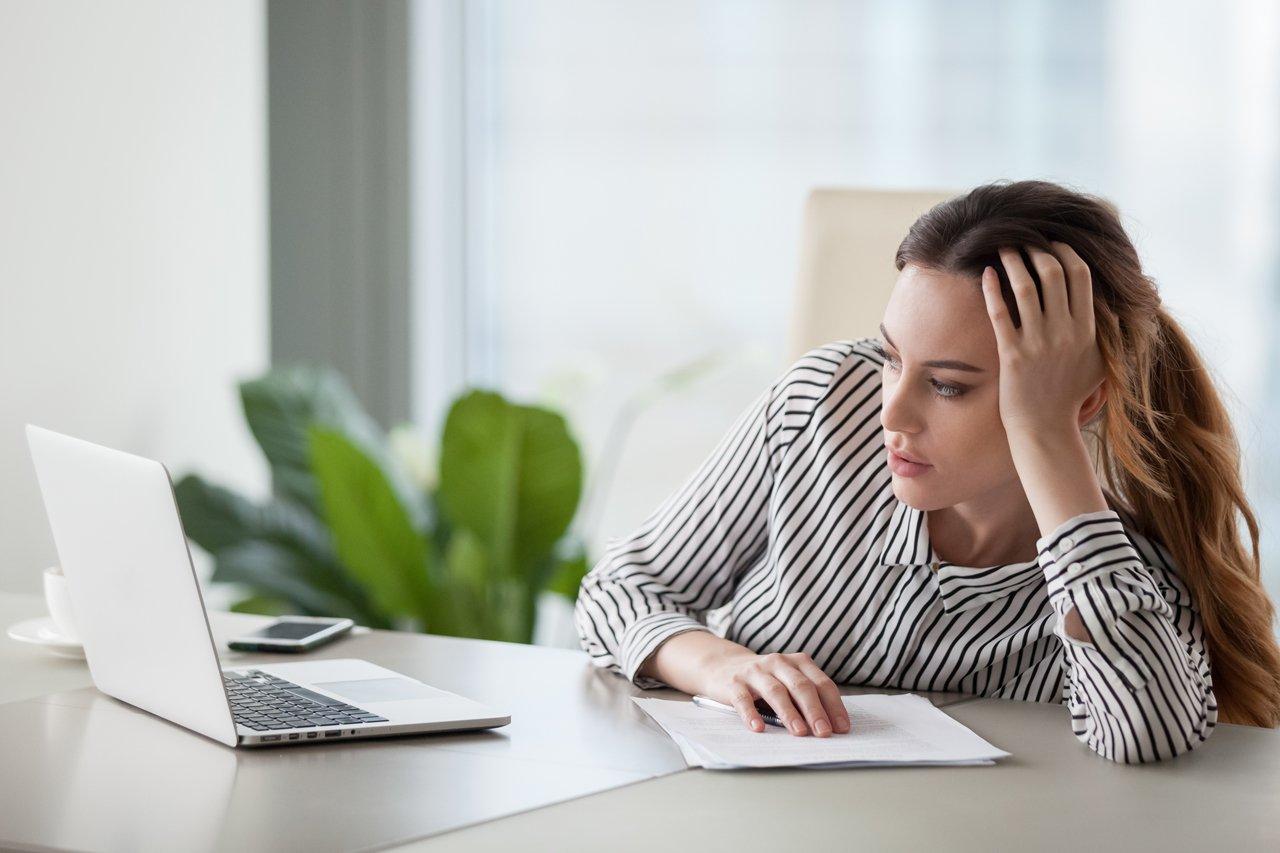 Mavie Work - Burnout Phasen 3 - Blog In der zweiten Burnout-Phase nehmen Betroffene nicht mehr richtig am Leben teil. Shutterstock.com / fizkes