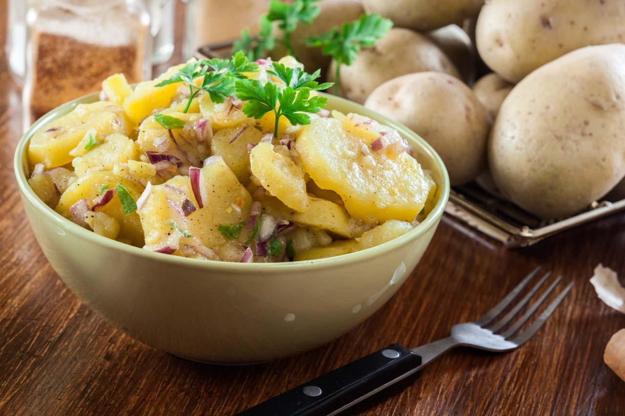 Mavie Work - einfache Diätrezepte 3 - Blog Kartoffelsalat ist nicht nur schnell zubereitet, sondern auch ein schnelles kalorienarmes Essen. Shutterstock.com / Slawomir Faj
