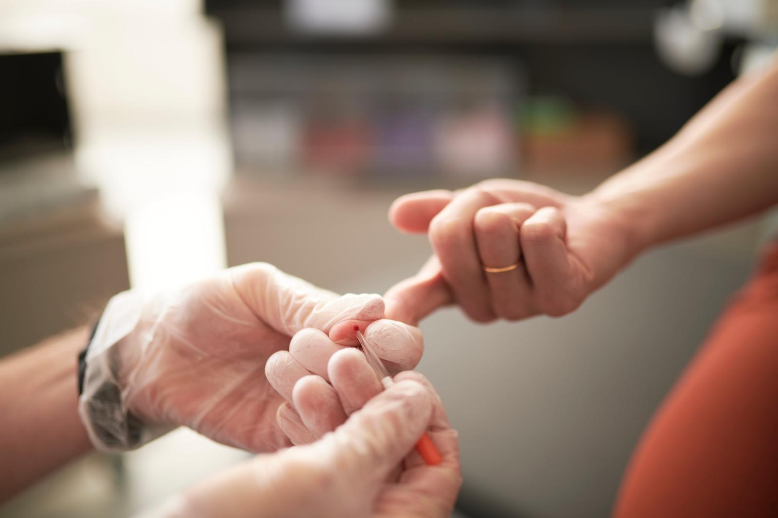 Mavie Work - Fettleber 3 - Blog Ein kleiner Pieks in den Finger genügt, um auffällige Werte im Blut zu diagnostizieren. /Mavie Work