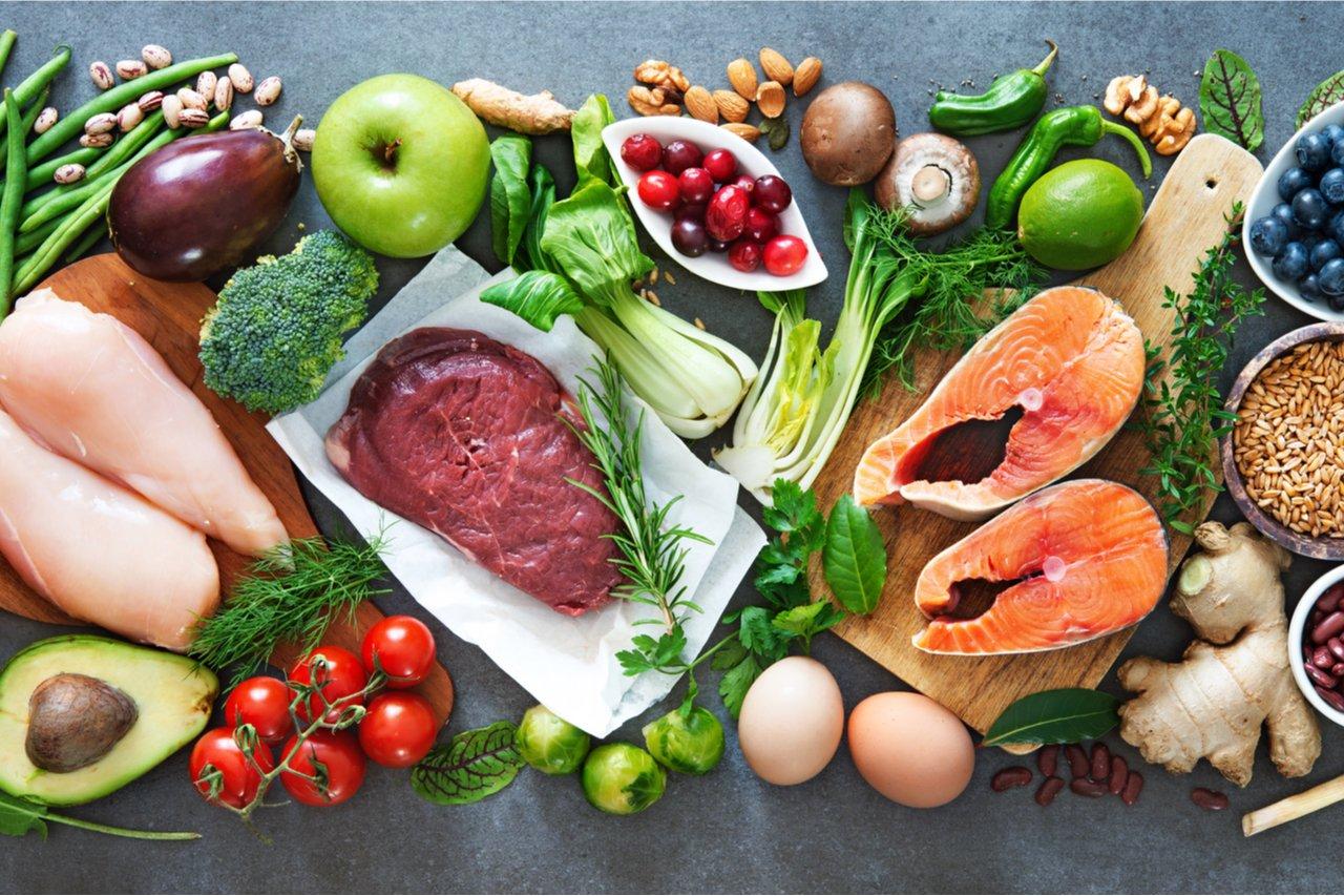 Mavie Work - Rohkost 2 - Blog Diese Lebensmittel kann man während einer Rohkost Diät zum Abnehmen essen. Shutterstock.com / Alexander Raths