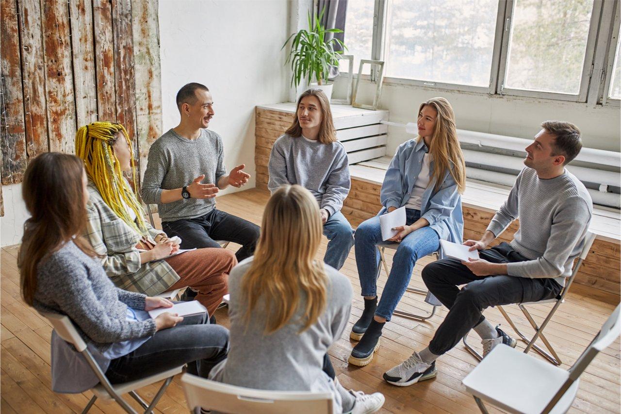 Mavie Work - Ernährungsberatung 2 - Blog In einer Ernährungsberatung in einer Gruppe können die Gruppenmitglieder sich gegenseitig motivieren und sich zusammen Ziele setzen. Shutterstock.com / RomanChazov
