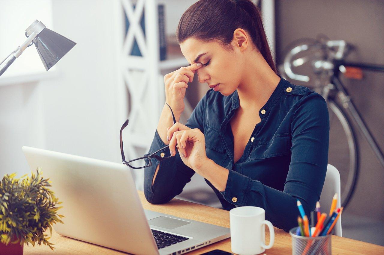 Mavie Work - Burnout Phasen 5 - Blog Die vierte Burnout Phase verschlechtert die Leistungsfähigkeit im Beruf. Shutterstock.com / G-Stock Studio