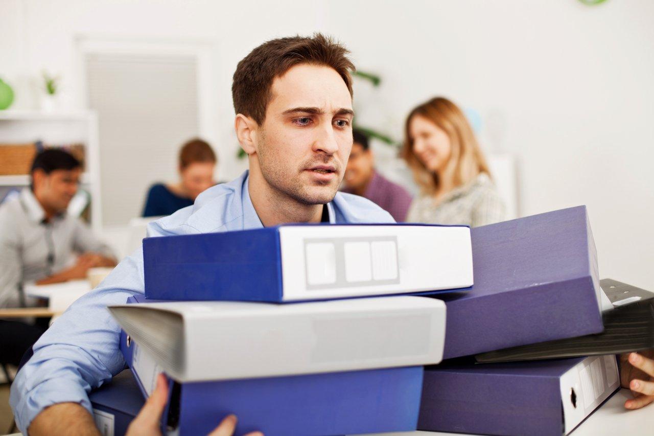 Mavie Work - Burnout Phasen 2 - Blog Die erste Burnout-Phase entsteht durch zu viele zu erledigende Aufgaben. Shutterstock.com / SaMBa